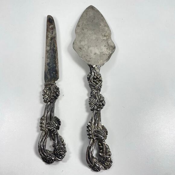 Godinger silver-plated raised pattern grape and vine serving set 11" and 9.5" - Picture 4 of 4